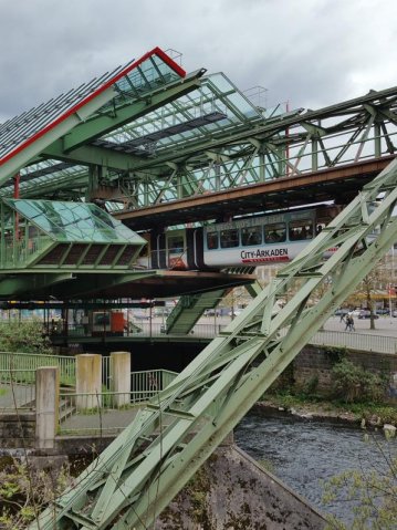 Schwebebahn